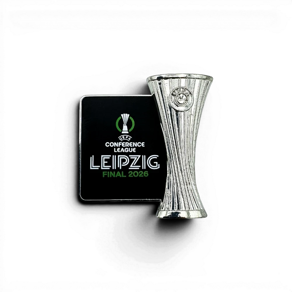Am Ball UEFA Conference League Pin Badge Leipzig Final 2026, Zamak, silberfarbene Trophäe mit schwarzer Plakette und grüner Schrift.