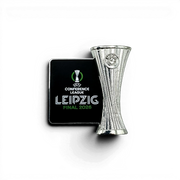 Am Ball UEFA Conference League Pin Badge Leipzig Final 2026, Zamak, silberfarbene Trophäe mit schwarzer Plakette und grüner Schrift.