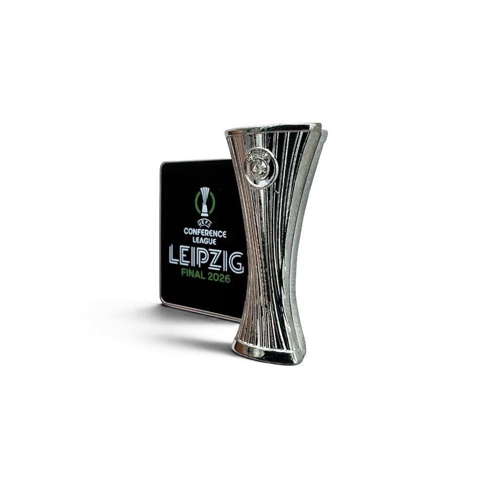 Am Ball UEFA Conference League Pin Badge Leipzig Final 2026 mit Pokal-Replika und schwarzer Plakette, Zamak
