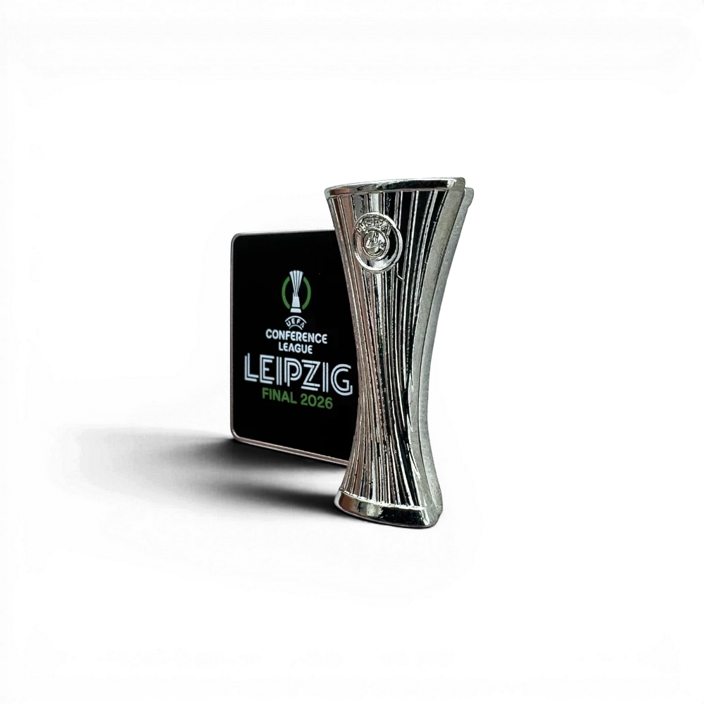 Am Ball UEFA Conference League Pin Badge Leipzig Final 2026 mit Pokal-Replika und schwarzer Plakette, Zamak