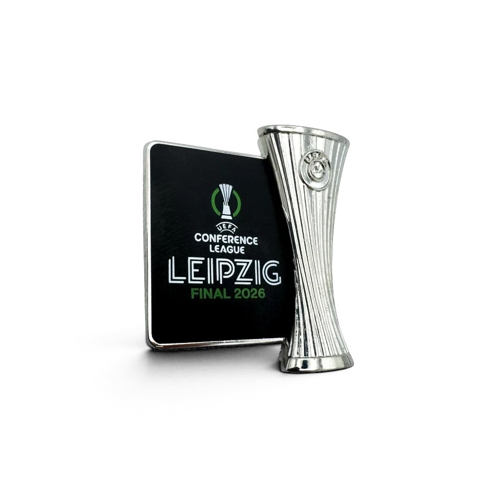 Am Ball UEFA Conference League Pin Badge mit Pokal-Replika und Leipzig Final 2026 Plakette aus Zamak.