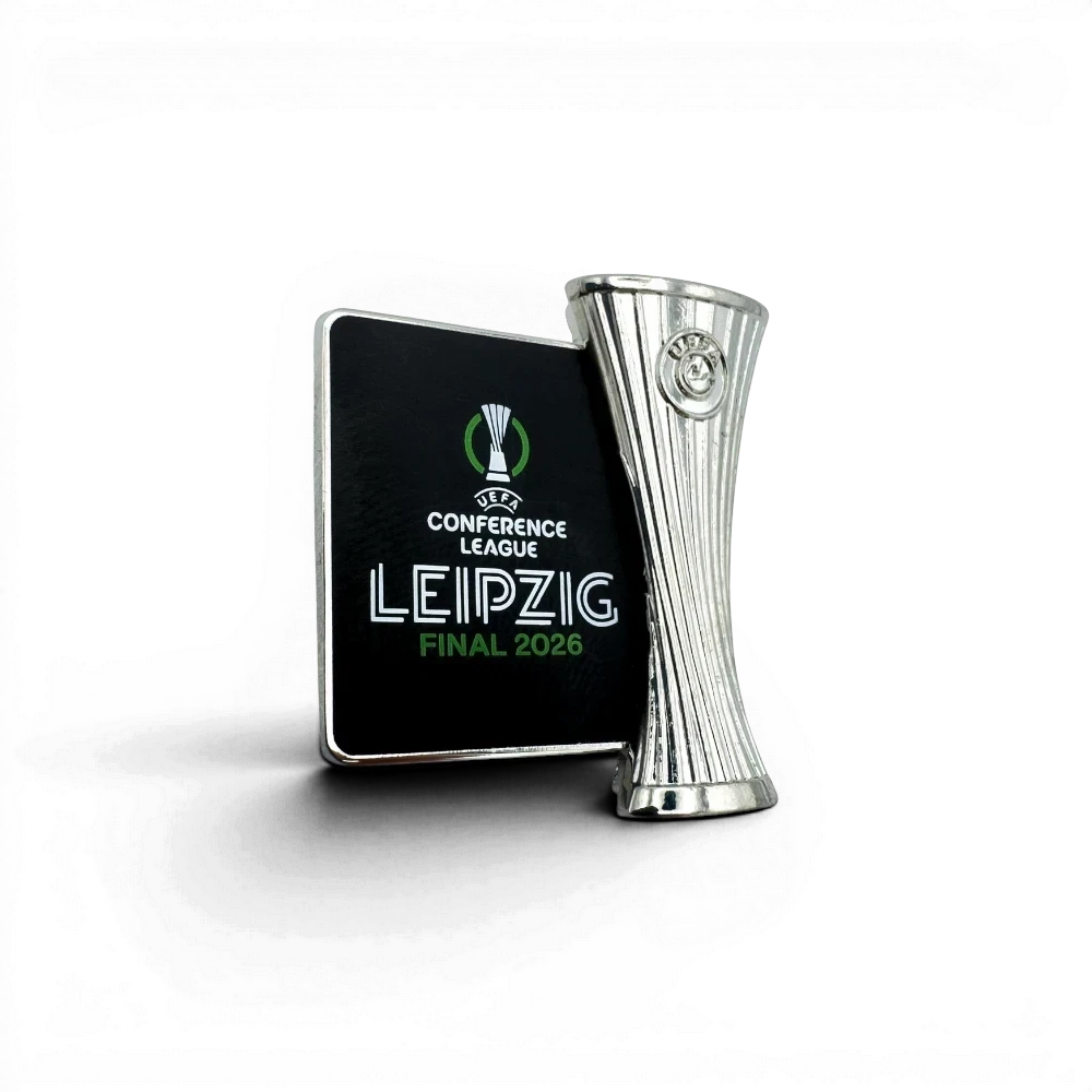 Am Ball UEFA Conference League Pin Badge mit Pokal-Replika und Leipzig Final 2026 Plakette aus Zamak.