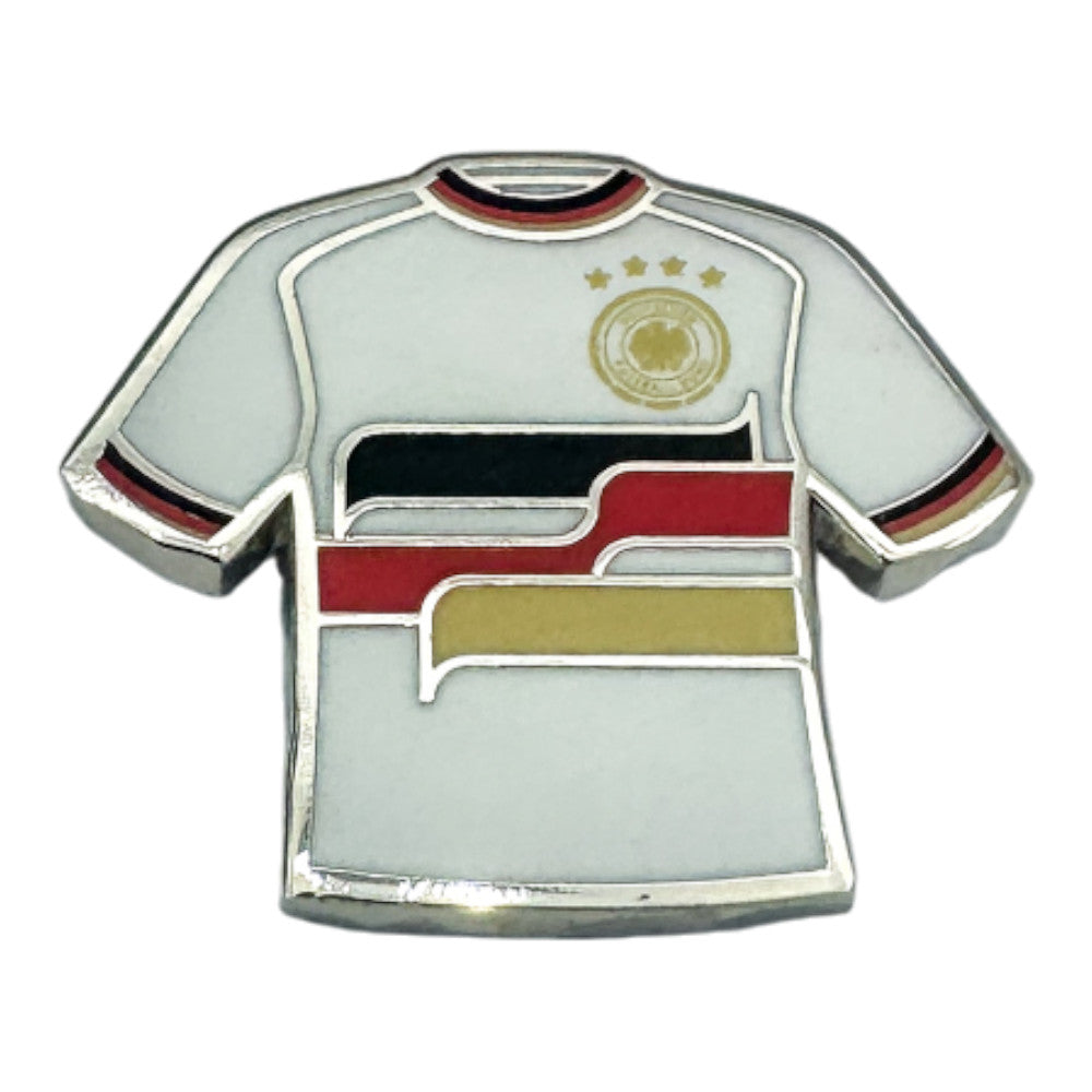 Leicht schräge Ansicht des weißen DFB-Trikot-Pins zeigt die metallische Kante und das glänzende Emaille-Design der Nationalelf