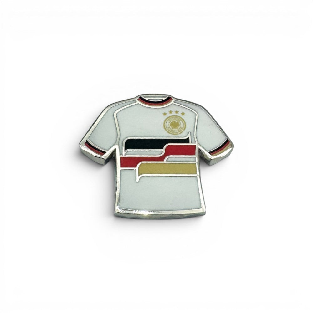 Leicht schräge Ansicht des weißen DFB-Trikot-Pins zeigt die metallische Kante und das glänzende Emaille-Design der Nationalelf