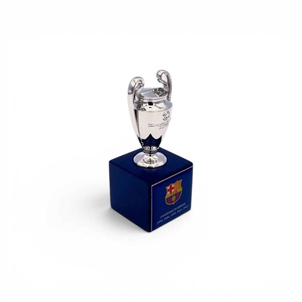 UEFA Champions League Pokal-Replika (45mm) aus Zamak auf blauem FC Barcelona Holzsockel mit Siegerjahren.