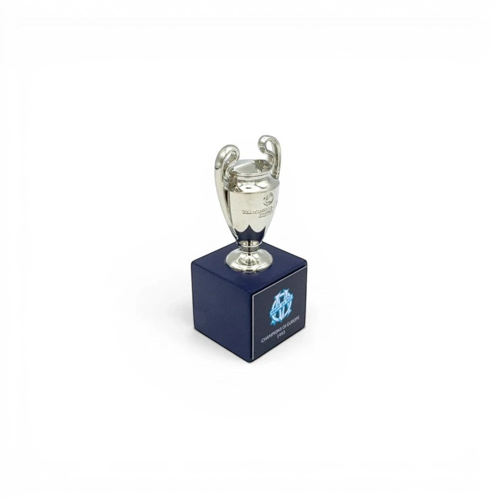 UEFA Champions League Pokal-Nachbildung aus Zamak auf blauem Holzsockel mit Olympique de Marseille Logo