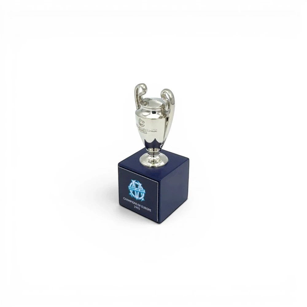 UEFA Champions League Pokal-Replika aus Zamak auf blauem Holzsockel mit Olympique de Marseille Logo
