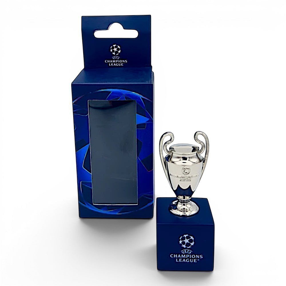 UEFA Champions League Pokal-Replika aus Zamak auf blauem Holzsockel mit offizieller Geschenkverpackung