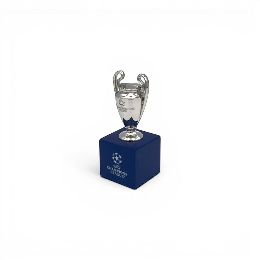 UEFA Champions League Pokal-Replika (45mm) aus Zamak auf einem blauen Holzsockel mit Logo.