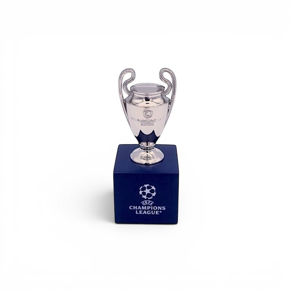 UEFA Champions League Pokal-Nachbildung aus Zamak auf einem blauen Holzsockel, 45mm Sammlerstück.