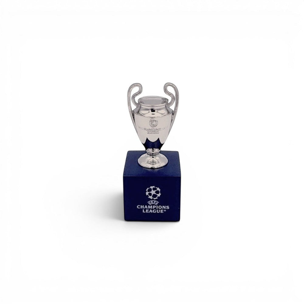 UEFA Champions League Pokal-Nachbildung aus Zamak auf einem blauen Holzsockel, 45mm Sammlerstück.