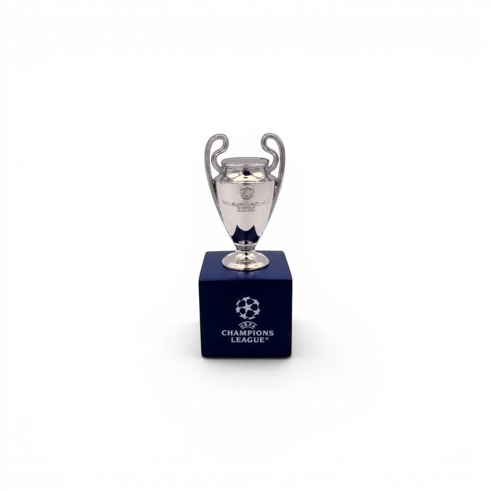 UEFA Champions League Pokal-Nachbildung aus Zamak auf blauem Holzsockel, 45mm Sammlerstück