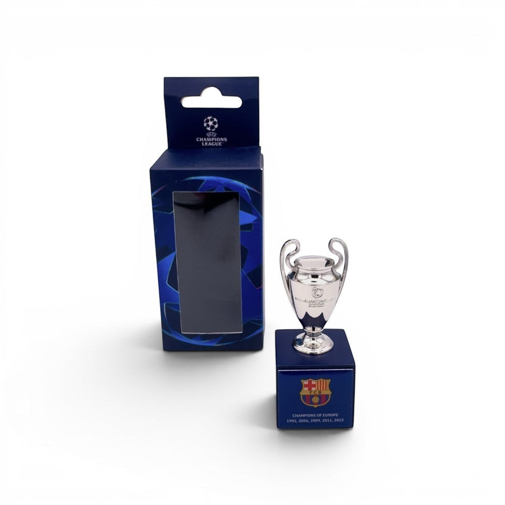 UEFA Champions League Trophäen-Replika (45mm) auf blauem FC Barcelona Holzsockel mit Siegerjahren.