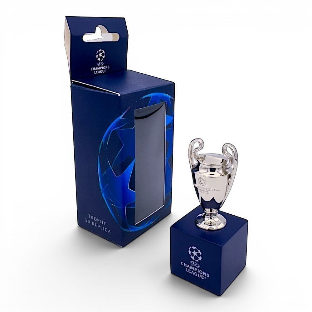 UEFA Champions League Trophäen-Nachbildung aus Zamak auf blauem Holzsockel mit offizieller Geschenkbox