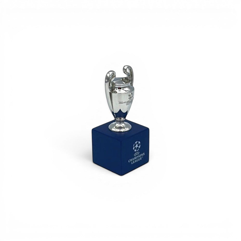 UEFA Champions League Trophäen-Nachbildung aus Zamak auf blauem Holzsockel, 45mm Sammlerstück