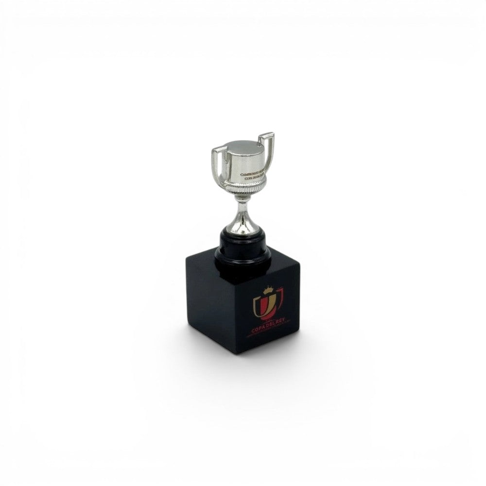 Copa del Rey Pokal-Replik aus Zamak auf schwarzem Holzsockel mit Logo, 45 mm