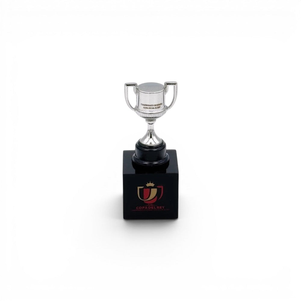 Copa del Rey Pokal-Nachbildung aus Zamak auf schwarzem Holzsockel mit Logo, 45 mm