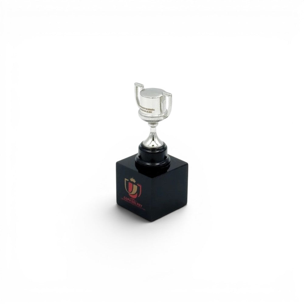 Copa del Rey Pokal-Replik aus Zamak auf schwarzem Holzsockel mit Logo, 45 mm