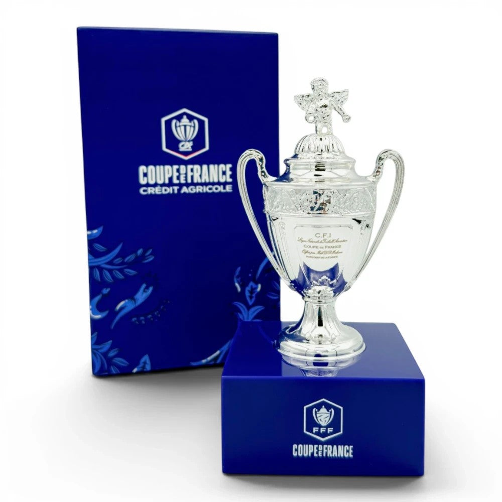 Coupe de France Trophäen-Nachbildung aus Zamak auf blauem Acrylsockel mit passender Geschenkbox