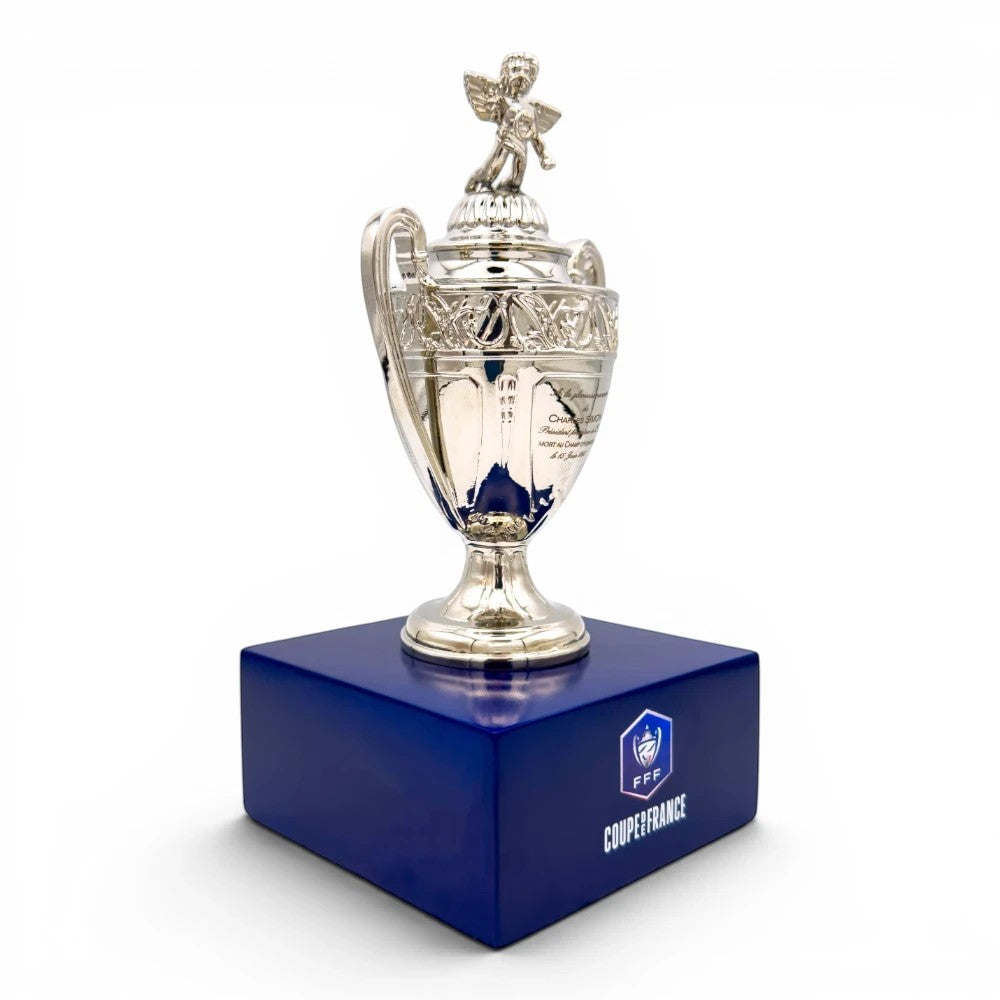 Coupe de France Trophäen-Nachbildung aus Zamak auf einem blauen Acrylsockel mit FFF-Logo