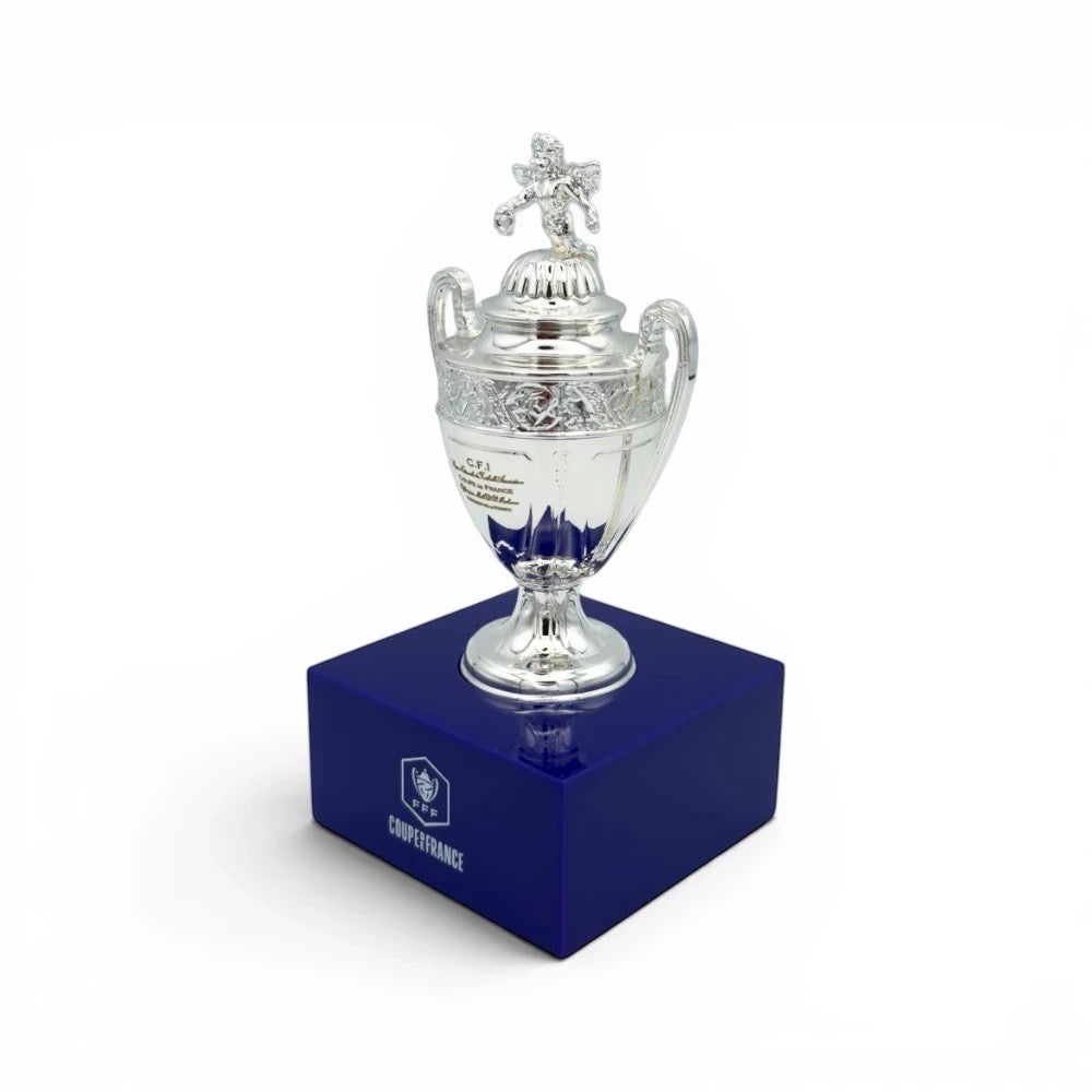 Coupe de France Trophäen-Nachbildung, 100 mm hoch, aus Zamak auf einem blauen Acrylsockel mit FFF-Logo.