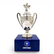 Coupe de France Trophäen-Replik aus Zamak mit silbernem Finish auf einem blauen Acrylsockel mit FFF-Logo