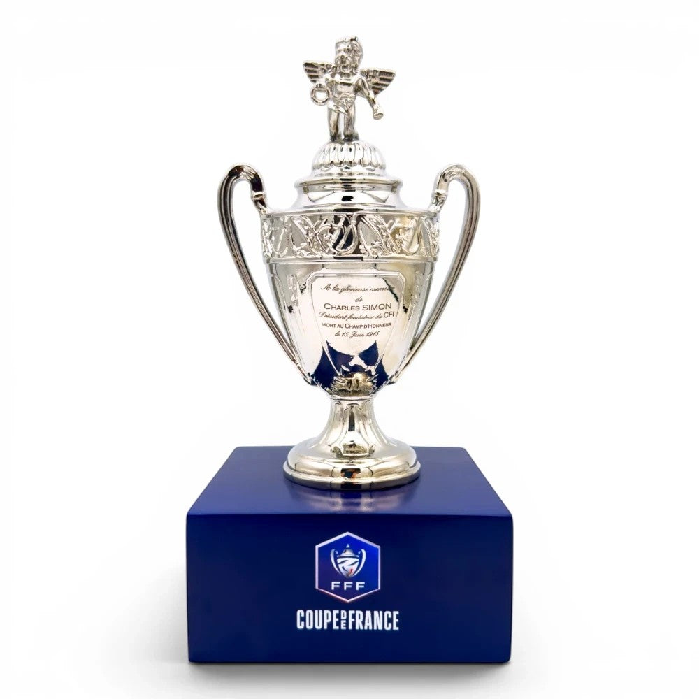 Coupe de France Trophäen-Replik aus Zamak mit silbernem Finish auf einem blauen Acrylsockel mit FFF-Logo