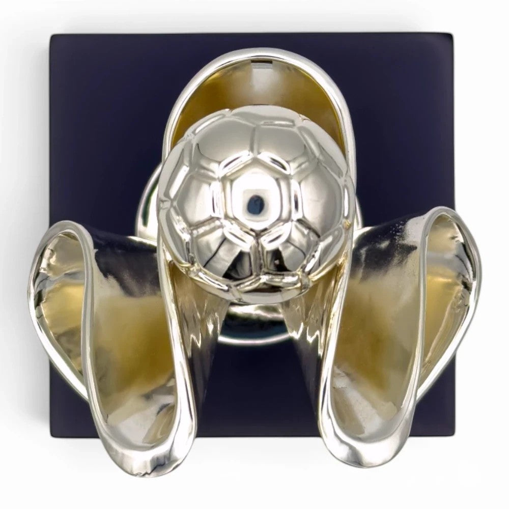 Coupe de France Frauenfussball Trophäen-Replik aus Zamak auf einem schwarzen Acrylsockel, Draufsicht.