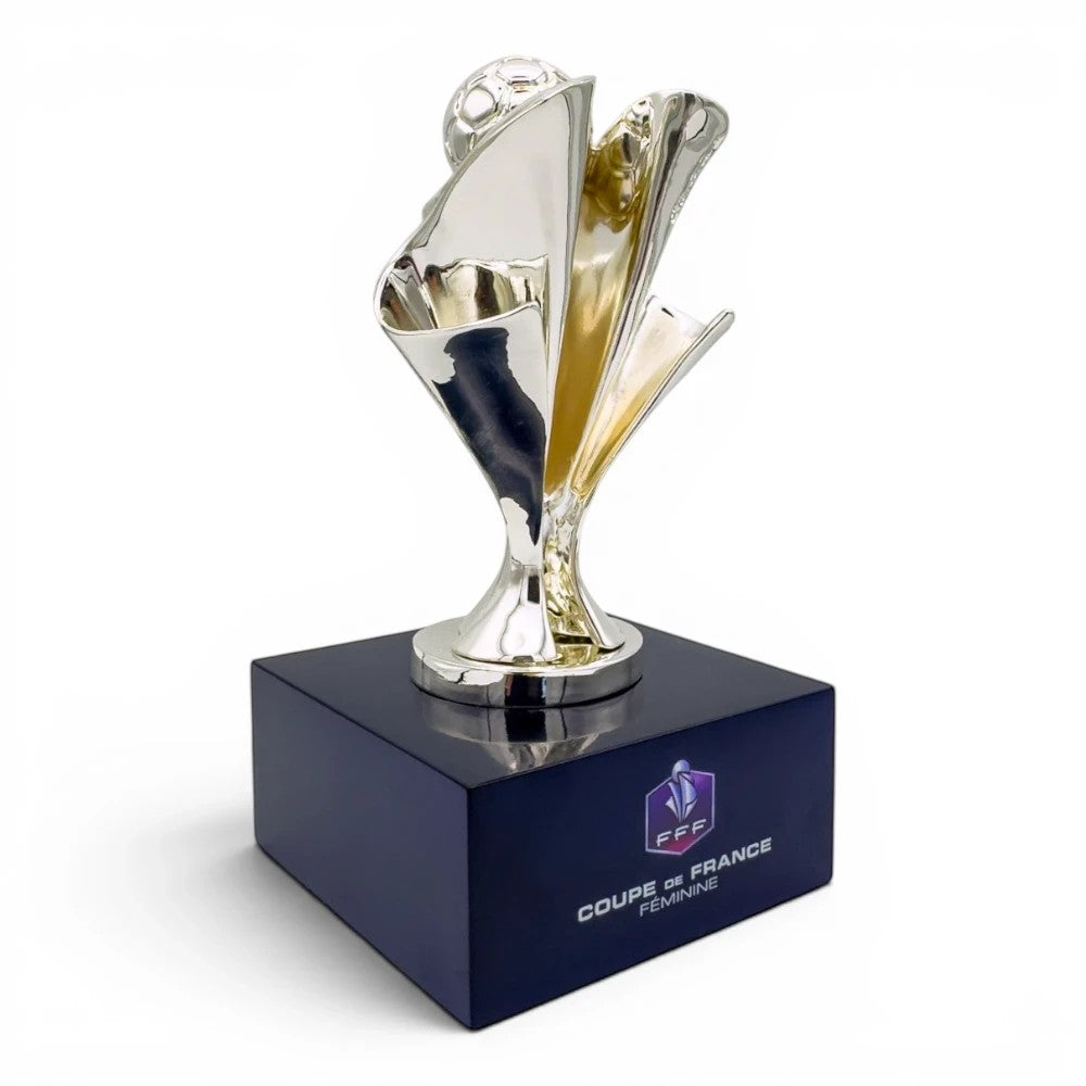 Coupe de France Féminine Trophäen-Nachbildung aus Zamak auf einem eleganten schwarzen Acrylsockel.