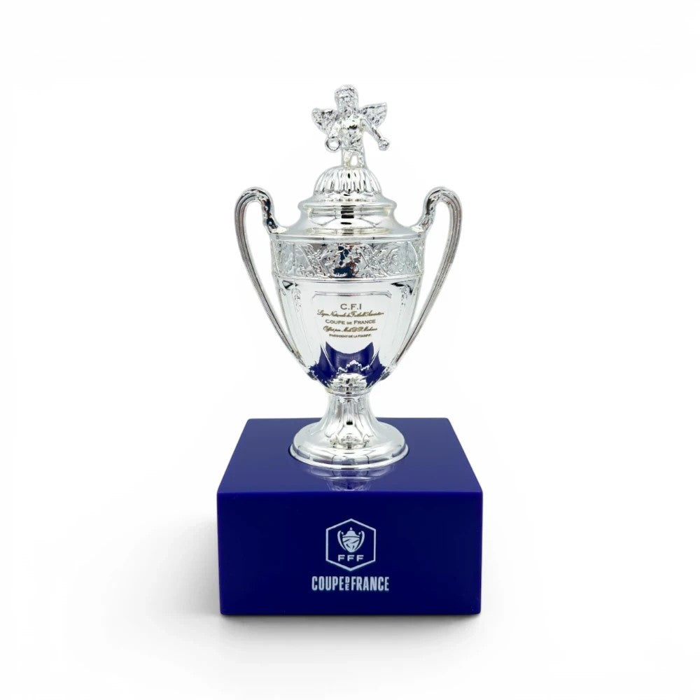 Coupe de France Trophäennachbildung aus Zamak auf blauem Acrylsockel, 100 mm hoch, detailliertes Design.