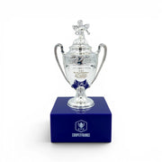 Coupe de France Trophäennachbildung aus Zamak auf blauem Acrylsockel, 100 mm hoch, detailliertes Design.
