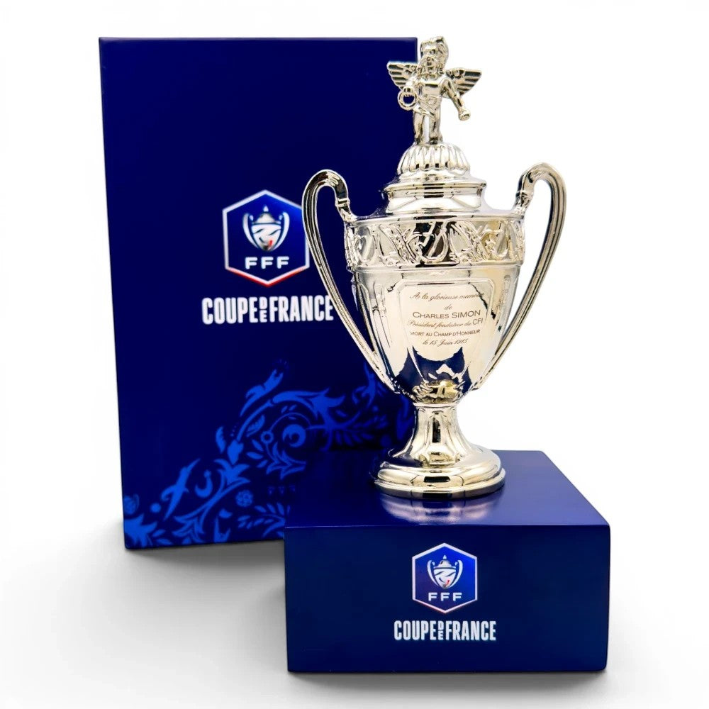 Coupe de France Trophäennachbildung aus Zamak auf blauem Acrylsockel mit offizieller Geschenkbox