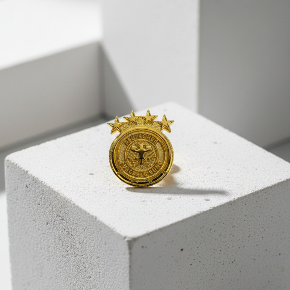 DFB Gold-Relief Logo Pin auf einem Steinblock- offiziell lizensiert