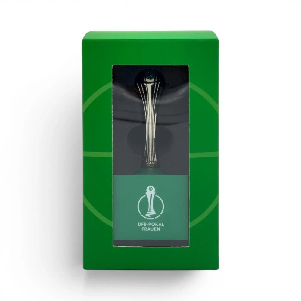 Am Ball DFB-Pokal Frauen Trophäen-Nachbildung aus Zamak auf Acrylsockel in grüner Geschenkverpackung