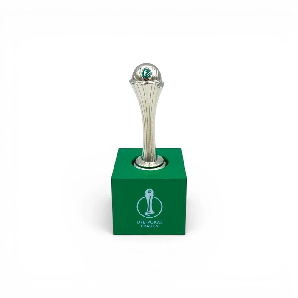 DFB-Pokal Frauen Trophäen-Nachbildung aus Zamak auf einem grünen Acrylsockel, 70 mm groß.