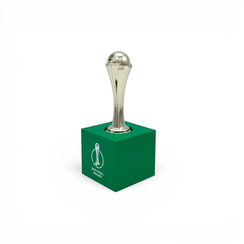 70mm DFB-Pokal Frauen Trophäen-Nachbildung aus Zamak auf einem grünen Acrylsockel mit Logo.