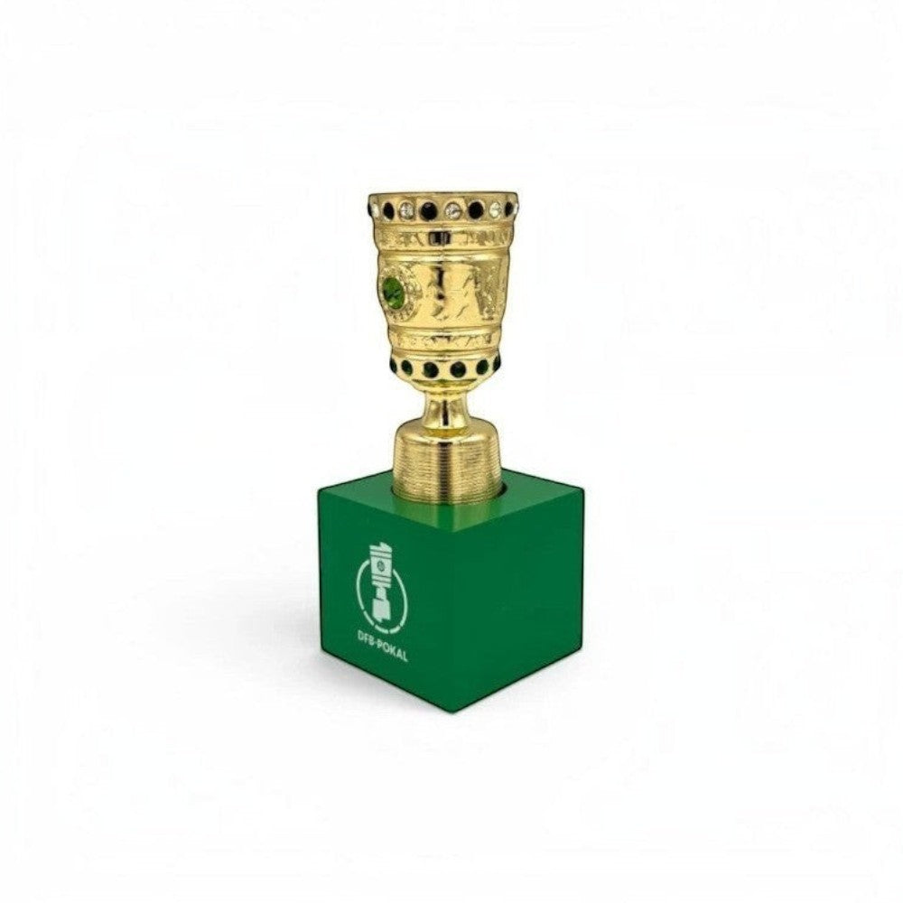 DFB-Pokal Trophäen-Nachbildung aus Zamak auf einem grünen Acrylsockel mit DFB-Pokal-Logo