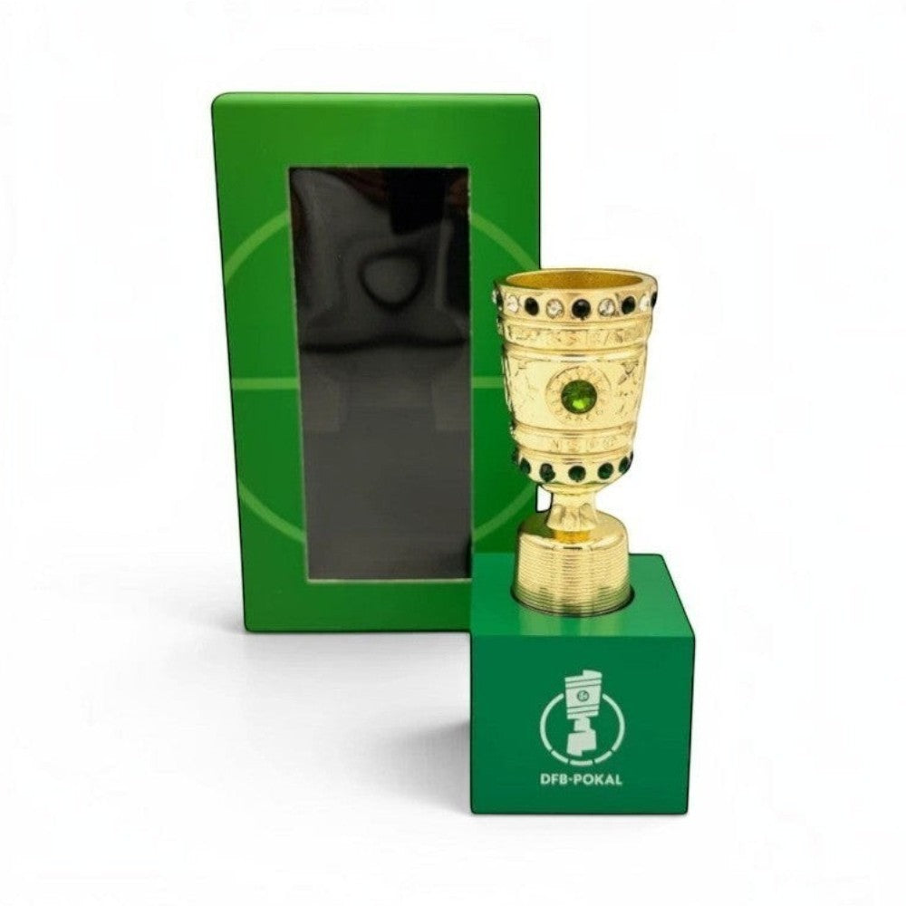 DFB-Pokal Trophäen-Nachbildung aus Zamak auf grünem Acrylsockel mit offizieller Geschenkverpackung