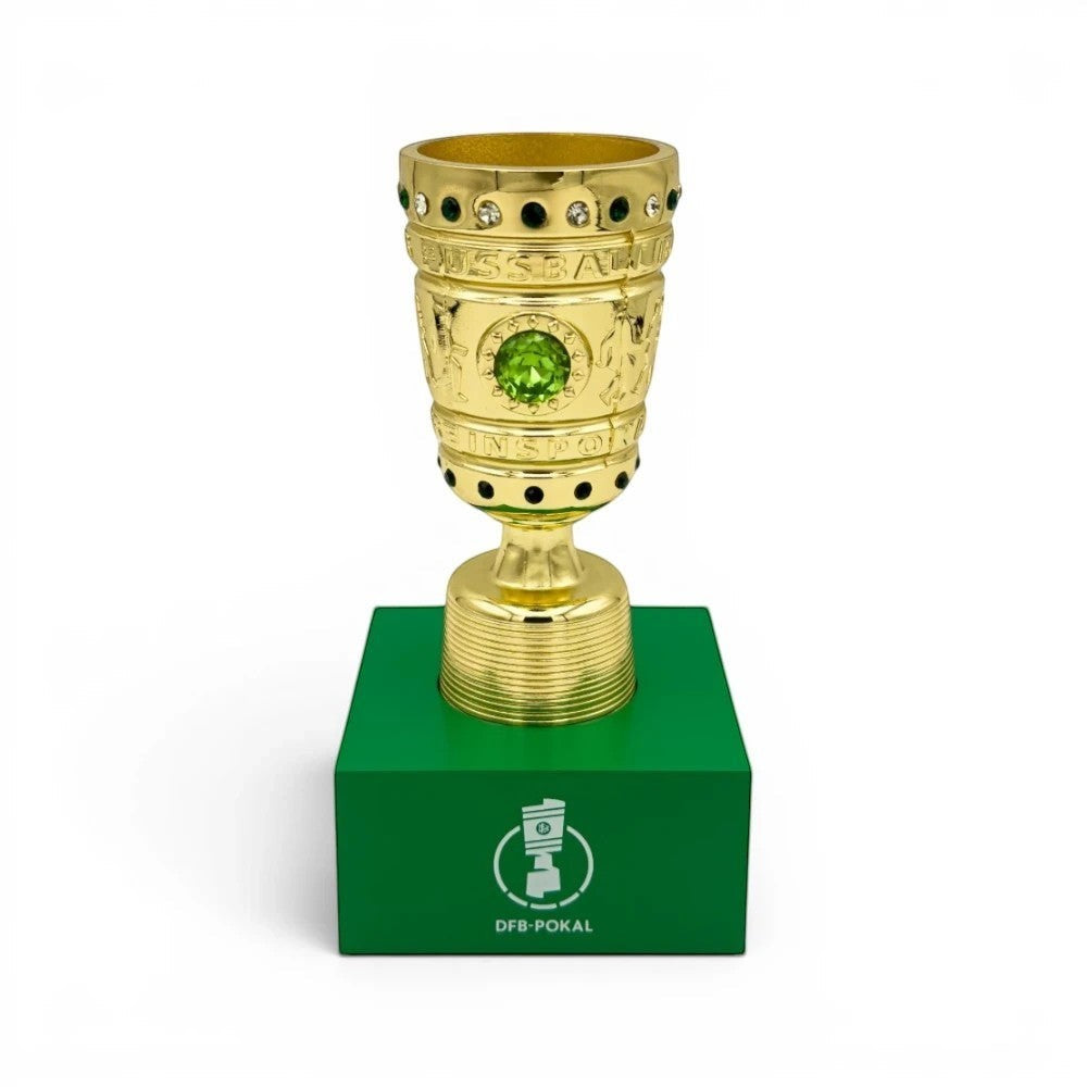 DFB-Pokal Trophäen-Nachbildung in Gold mit grünen Schmucksteinen auf einem grünen Acrylsockel