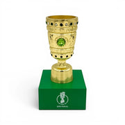 DFB-Pokal Trophäen-Nachbildung in Gold mit grünen Schmucksteinen auf einem grünen Acrylsockel