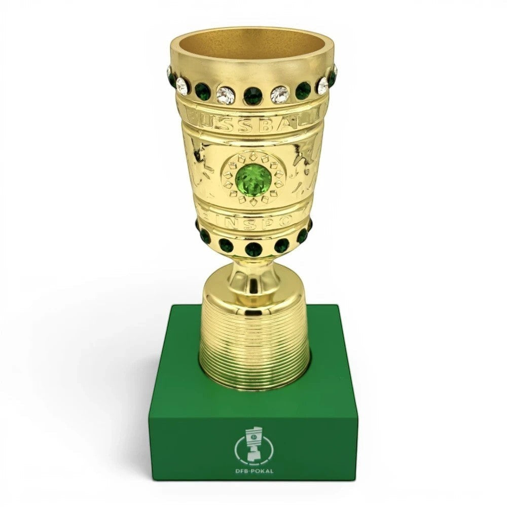 DFB-Pokal Trophäen-Nachbildung in Gold mit grünen Schmucksteinen auf einem grünen Acrylsockel
