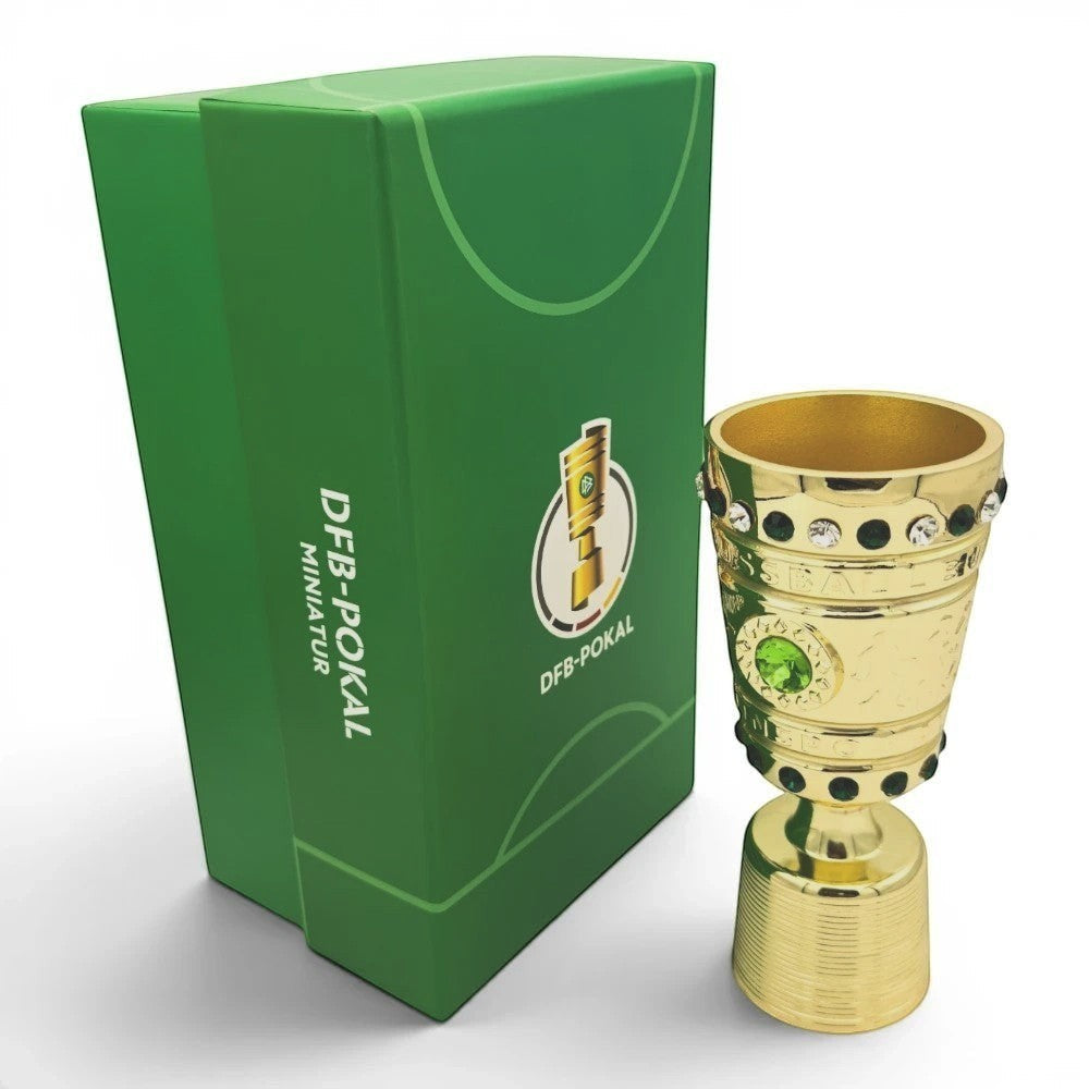 DFB-Pokal Trophäen-Replik aus Zamak in Gold mit grünen Schmucksteinen neben der offiziellen grünen Geschenkbox