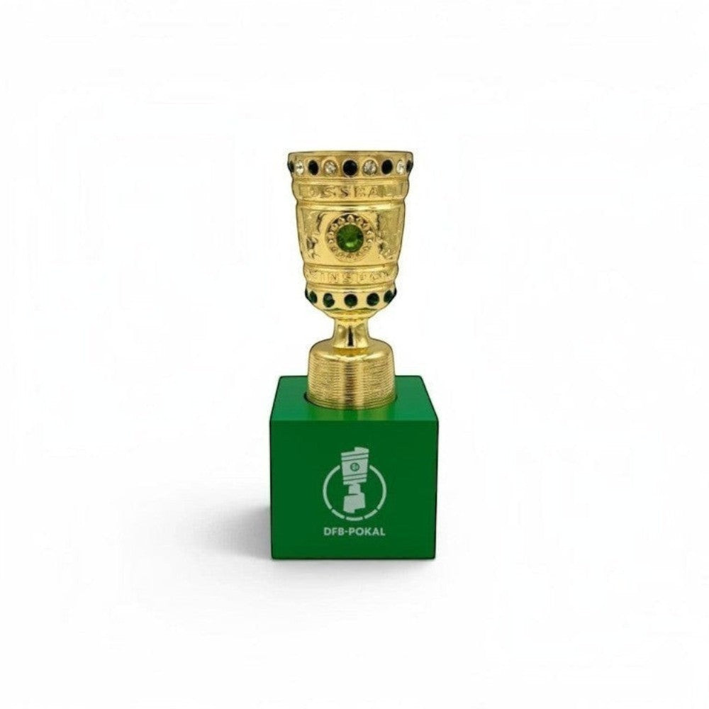 DFB-Pokal Trophäen-Nachbildung aus Zamak auf einem grünen Acryl-Sockel, 70 mm Miniatur für Fußballfans.