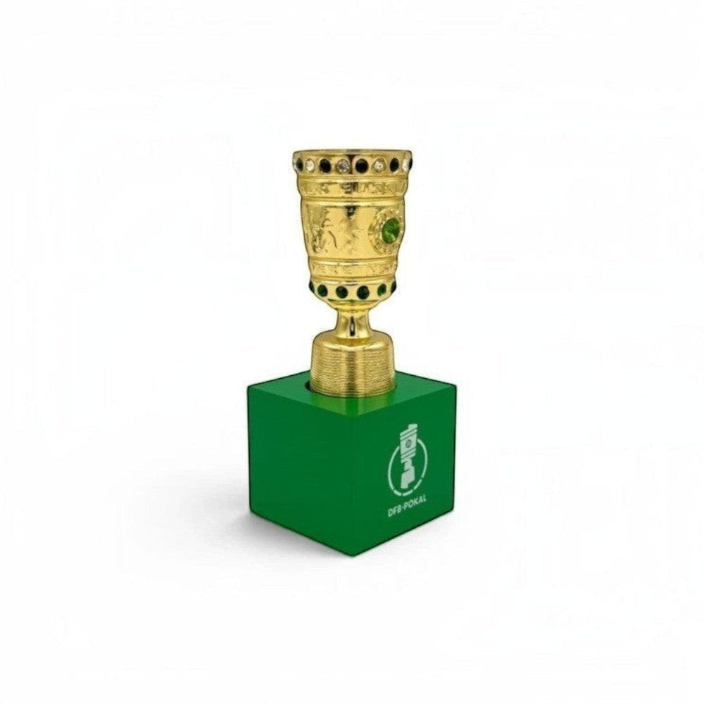 DFB-Pokal Trophäen-Nachbildung aus Zamak auf einem grünen Acrylsockel, 70 mm Miniatur für Fußballfans.
