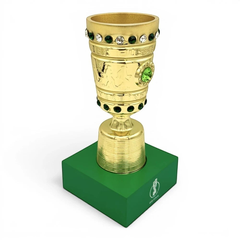 DFB-Pokal Trophäen-Nachbildung in Gold mit grünen Schmucksteinen auf einem grünen Acrylsockel