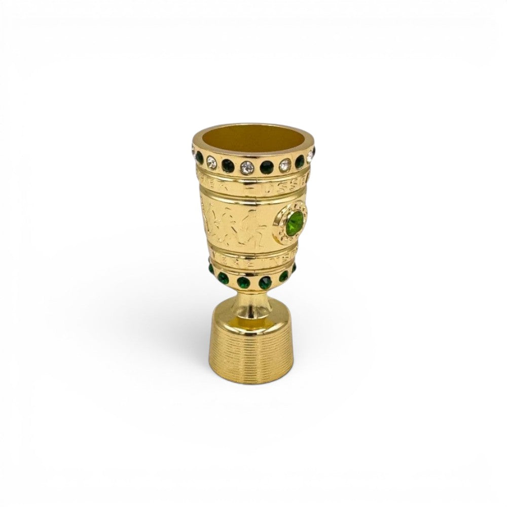 DFB-Pokal Trophäen-Nachbildung aus Zamak in Gold mit grünen und weißen Schmucksteinen, 70 mm hoch.