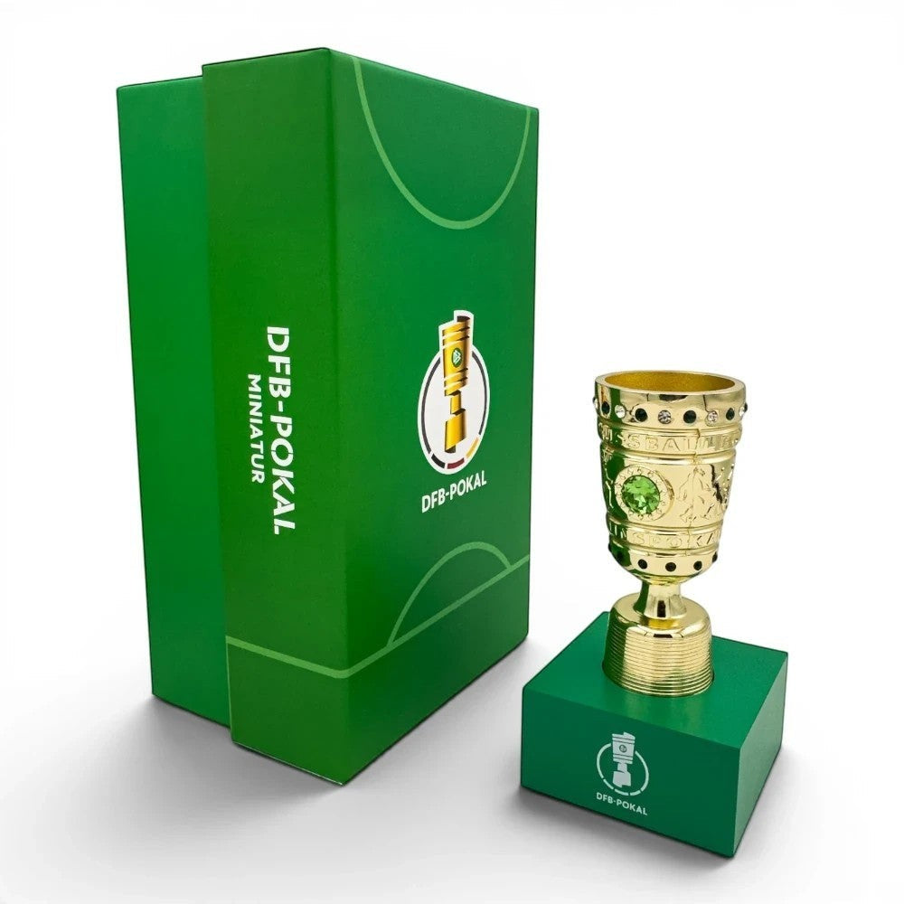 DFB-Pokal Trophäen-Nachbildung in Goldoptik auf grünem Acrylsockel neben der offiziellen grünen Geschenkbox