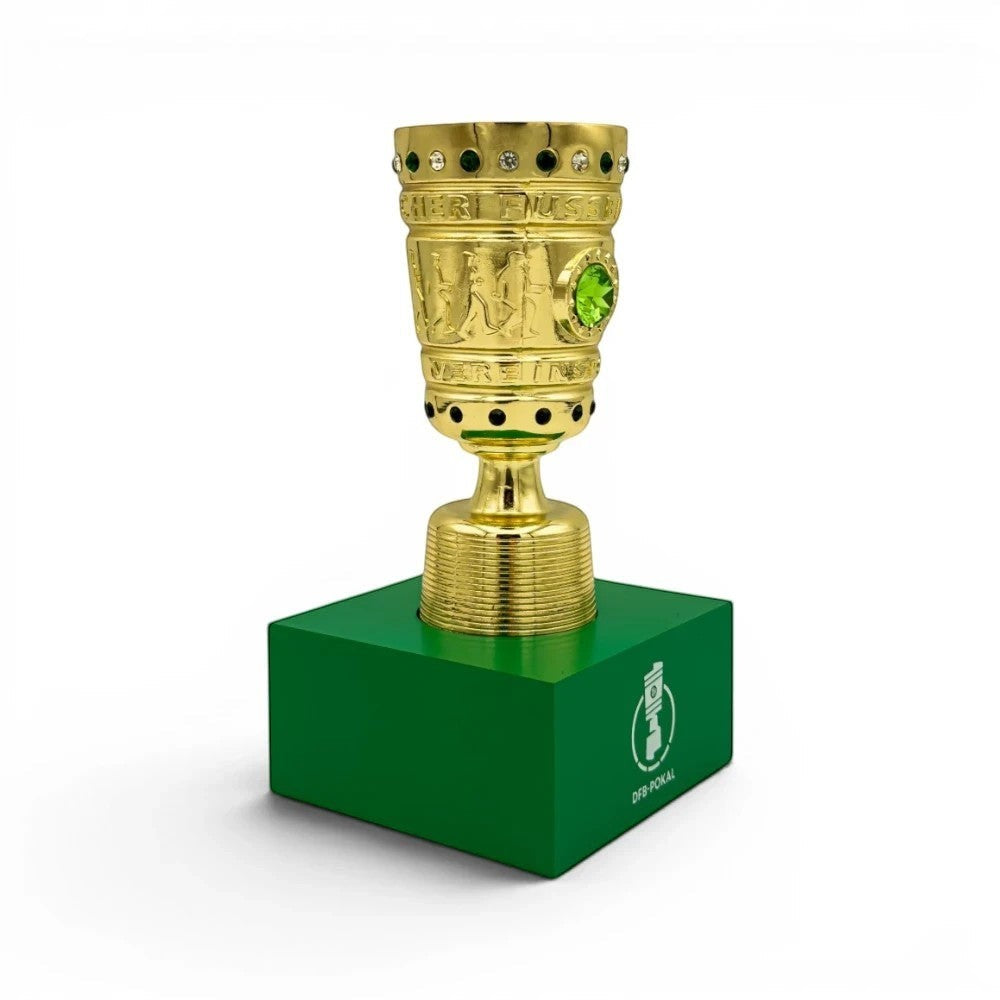 DFB-Pokal Trophäen-Nachbildung in Gold mit grüner Acryl-Basis und detaillierten Verzierungen