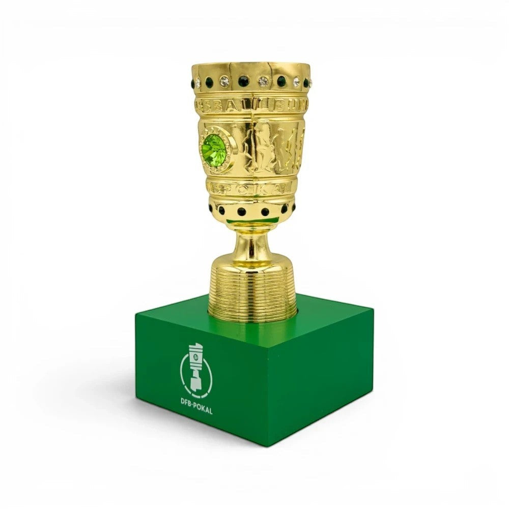 DFB-Pokal Trophäen-Nachbildung in Gold mit grüner Acrylbasis und detaillierten Verzierungen
