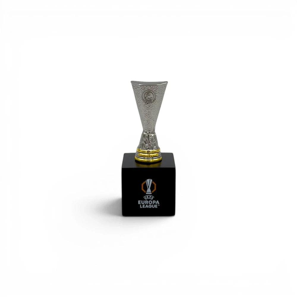 UEFA Europa League Trophäen-Nachbildung aus Zamak auf einem schwarzen Holzsockel, 45 mm groß.